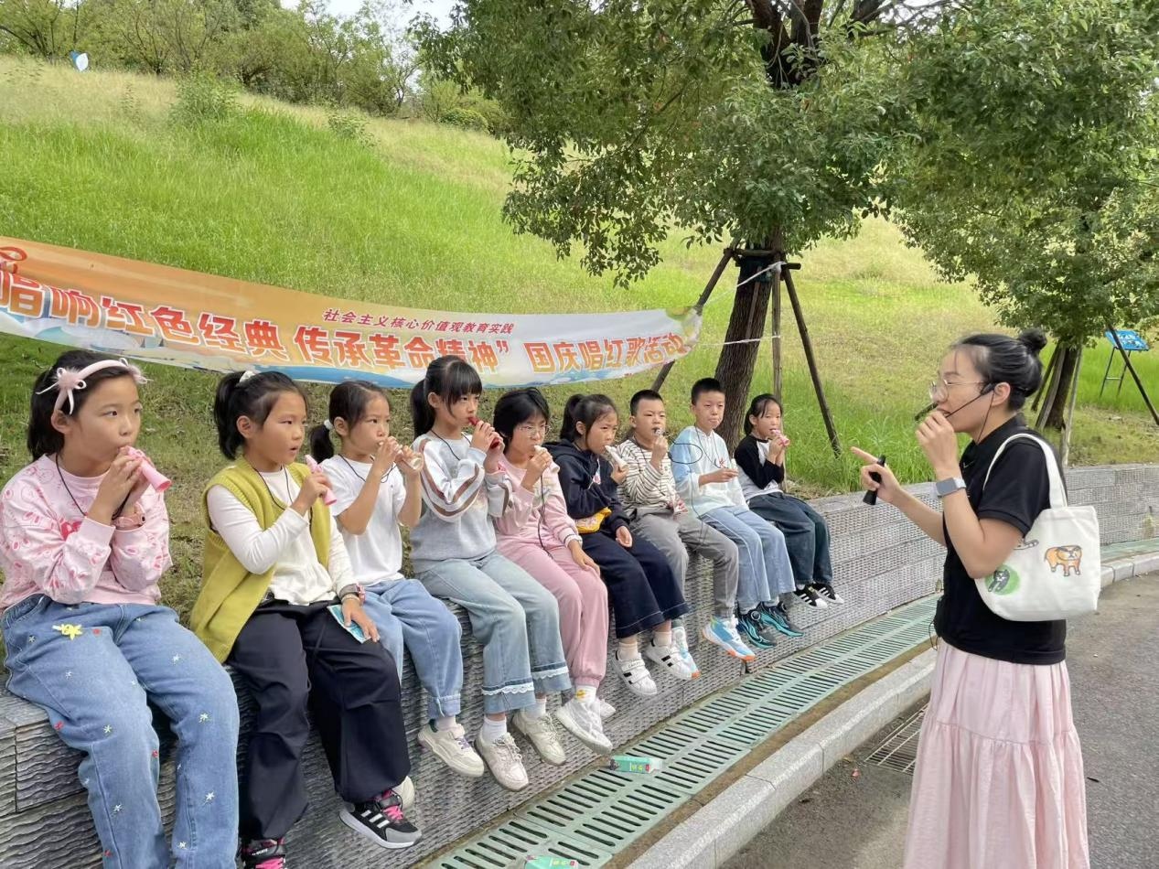 滁州市图书馆开展社会主义核心价值观教育实践“唱响红色经典 传承革命精神” 国庆唱红歌活动